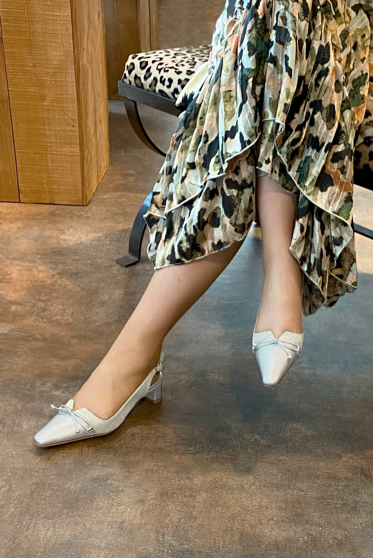 Light silver and pearl grey women's open back shoes, with a knot. Tapered toe. Low kitten heels. Worn view - Florence KOOIJMAN